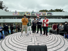 Enlarge 唱歌表演