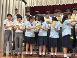 Enlarge 上屆學生會主席將燭光傳遞給本屆主席