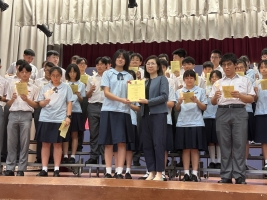 Enlarge 學生會主席代表幹事們接過委任狀