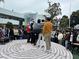 Enlarge 同學們於綜藝節目時段表演