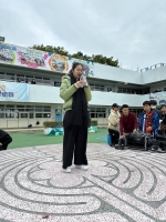 Enlarge 同學們於綜藝節目時段表演