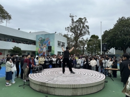 Enlarge 同學們於綜藝節目時段表演