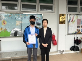 普通話歌唱比賽初級組優異獎同學與校長合照