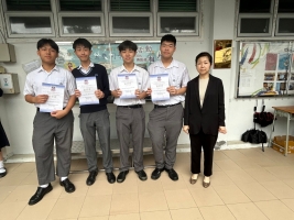 普通話歌唱比賽高級組最佳台風獎同學與校長合照