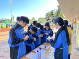 Enlarge 學生會幹事為健兒們提供運動相關的服務